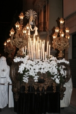 La Virgen de los Dolores desfiló acompañada por más de dos mil mujeres.