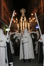 La Virgen de los Dolores desfiló acompañada por más de dos mil mujeres.