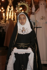 La Virgen de los Dolores desfiló acompañada por más de dos mil mujeres.