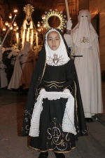La Virgen de los Dolores desfiló acompañada por más de dos mil mujeres.