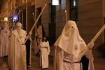 La Virgen de los Dolores desfiló acompañada por más de dos mil mujeres.