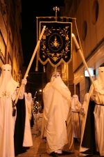 La Virgen de los Dolores desfiló acompañada por más de dos mil mujeres.