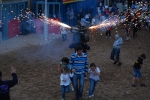 Los niños disfrutan con 'els bous de foc'