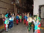 Los niños reciben a los Reyes Magos en la plaça la Vila