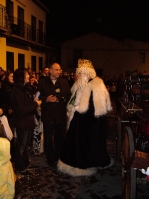 Los niños reciben a los Reyes Magos en la plaça la Vila