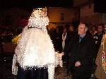 Los niños reciben a los Reyes Magos en la plaça la Vila