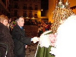 Los niños reciben a los Reyes Magos en la plaça la Vila
