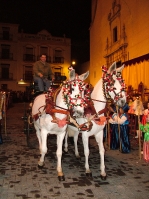 Los niños reciben a los Reyes Magos en la plaça la Vila