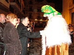 Los niños reciben a los Reyes Magos en la plaça la Vila