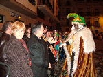 Los niños reciben a los Reyes Magos en la plaça la Vila