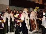 Los niños reciben a los Reyes Magos en la plaça la Vila