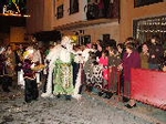 Los niños reciben a los Reyes Magos en la plaça la Vila