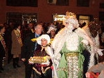 Los niños reciben a los Reyes Magos en la plaça la Vila