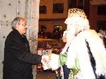 Los niños reciben a los Reyes Magos en la plaça la Vila