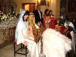 Los niños reciben a los Reyes Magos en la plaça la Vila