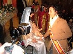 Los niños reciben a los Reyes Magos en la plaça la Vila