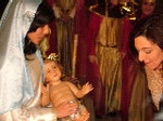 Los niños reciben a los Reyes Magos en la plaça la Vila