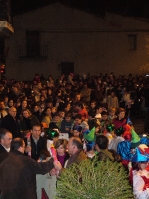 Los niños reciben a los Reyes Magos en la plaça la Vila