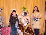 Los niños reciben a los Reyes Magos en la plaça la Vila
