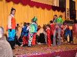 Los niños reciben a los Reyes Magos en la plaça la Vila