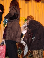 Los niños reciben a los Reyes Magos en la plaça la Vila