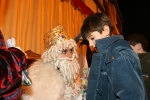Los niños reciben a los Reyes Magos en la plaça la Vila