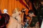 Los niños reciben a los Reyes Magos en la plaça la Vila