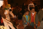 Los niños reciben a los Reyes Magos en la plaça la Vila
