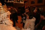 Los niños reciben a los Reyes Magos en la plaça la Vila