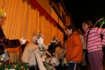 Los niños reciben a los Reyes Magos en la plaça la Vila