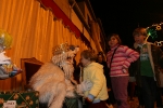 Los niños reciben a los Reyes Magos en la plaça la Vila