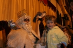 Los niños reciben a los Reyes Magos en la plaça la Vila
