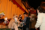 Los niños reciben a los Reyes Magos en la plaça la Vila