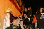 Los niños reciben a los Reyes Magos en la plaça la Vila