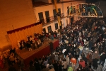 Los niños reciben a los Reyes Magos en la plaça la Vila