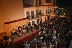 Los niños reciben a los Reyes Magos en la plaça la Vila