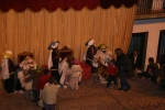 Los niños reciben a los Reyes Magos en la plaça la Vila