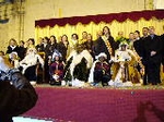 Los niños reciben a los Reyes Magos en la plaça la Vila