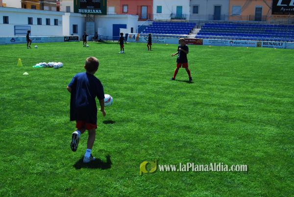 El San Fernando acoge el campus del Fútbol Base Burriana
