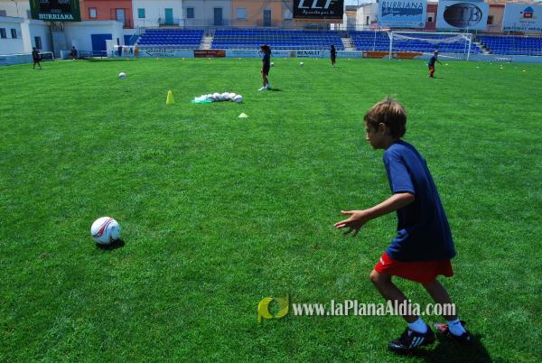 El San Fernando acoge el campus del Fútbol Base Burriana