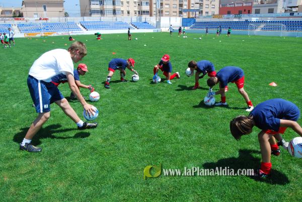 El San Fernando acoge el campus del Fútbol Base Burriana