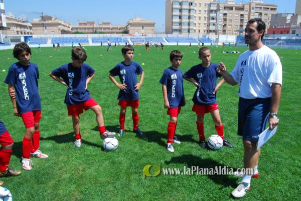 El San Fernando acoge el campus del Fútbol Base Burriana