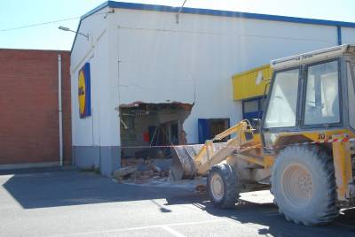 Intentan robar en el Lidl con una retroexcavadora