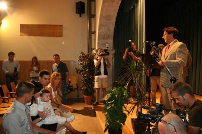 Muchos medios de comunicacin en el primer bautizo civil de la comunidad valenciana celebrado en L'Alcora