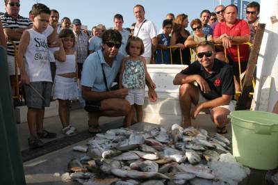 La embarcacin Carmenchu sigue lder en el Trofeo de Pesca y los nios participan del concurso de dibujo.