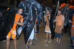 Más de cien peñas participan en el desfile de disfraces