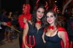 Más de cien peñas participan en el desfile de disfraces