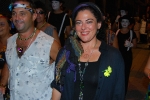 Más de cien peñas participan en el desfile de disfraces
