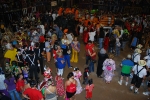 Más de cien peñas participan en el desfile de disfraces