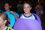 Más de cien peñas participan en el desfile de disfraces